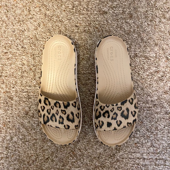 New Crocs Leopard platform sandals - Picture 4 of 5
